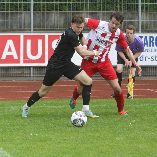 Robin Schmidt (rechts) vom FC Hennef 05