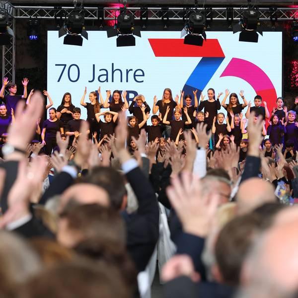 12.05.2023
Köln:
Halle Tor 2:
Festveranstaltung zum 70-jährigen Bestehen der Landschaftsverbände Rheinland und Westfalen-Lippe.
„Hands up“
Chor der LVR-David-Hirsch-Schule, Förderschwerpunkt Hören und Kommunikation aus Aachen
Foto: Martina Goyert