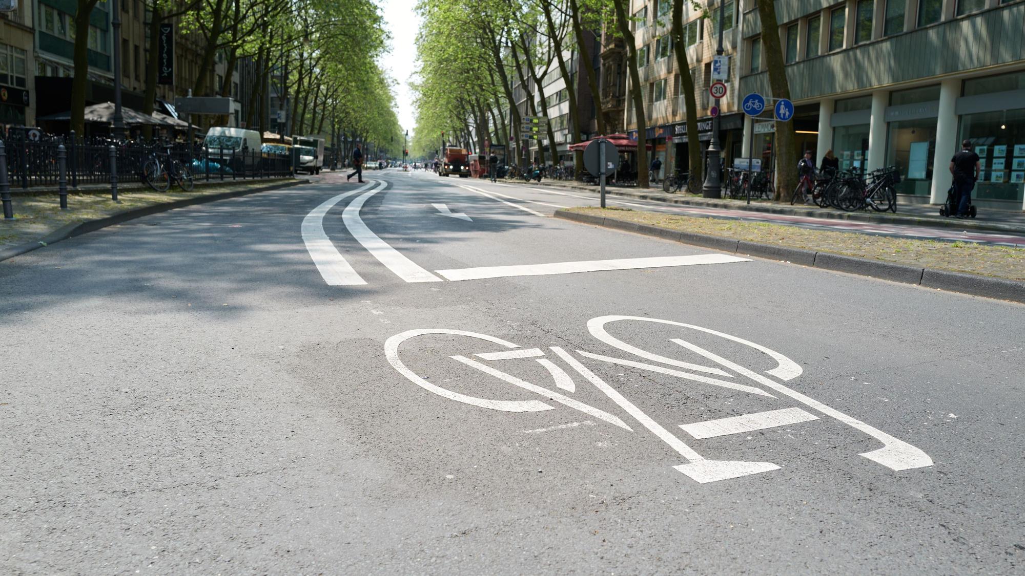 Die neue Fahrradspur auf dem Kölner Ring in Höhe des Rudolfplatzes im Rahmen der Vorstellung der Fahrspurumwandlung mit Verkehrsdezernent Ascan Egerer.
