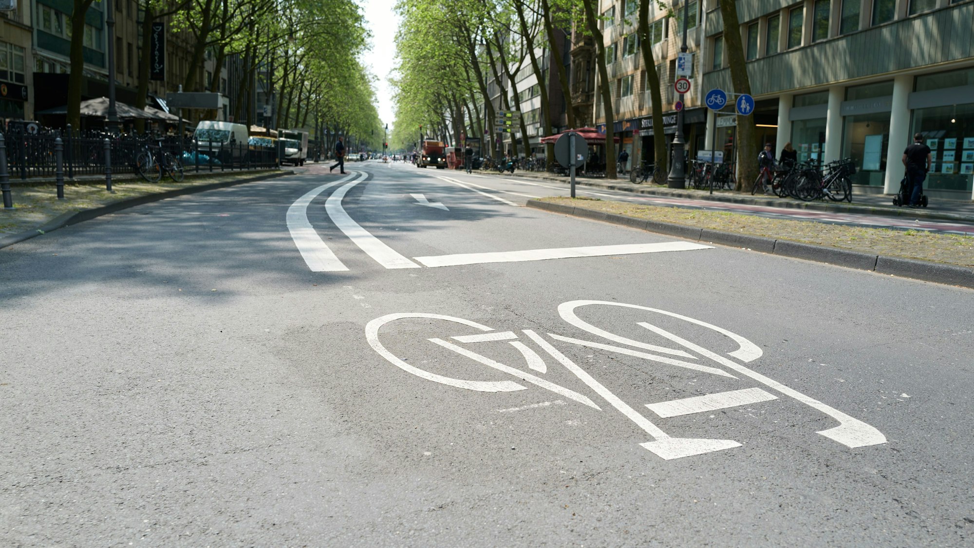 Die neue Fahrradspur auf dem Kölner Ring in Höhe des Rudolfplatzes im Rahmen der Vorstellung der Fahrspurumwandlung mit Verkehrsdezernent Ascan Egerer.