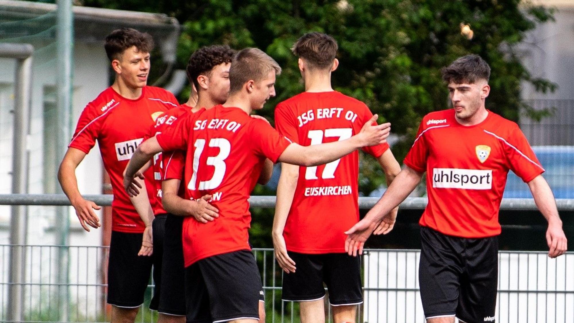 Nach dem 1:0 jubeln die Spieler der JSG Erft Euskirchen gemeinsam.