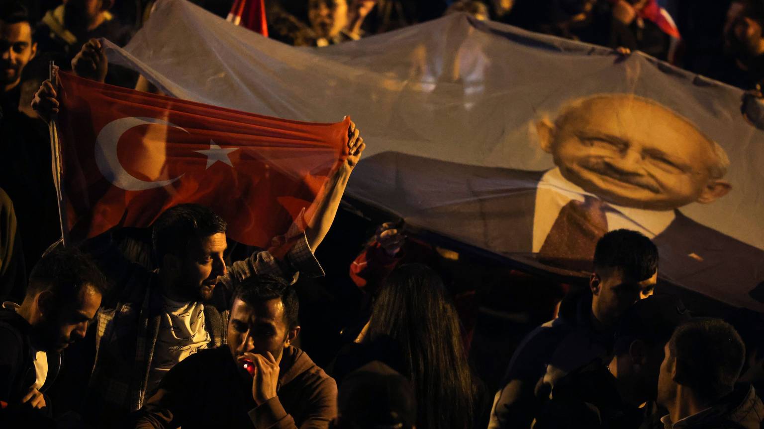 Türkei, Ankara: Anhänger von Kilicdaroglu, dem 74-jährigen Vorsitzenden der Mitte-Links- und pro-säkularen Republikanischen Volkspartei (CHP), jubeln vor der Parteizentrale in Ankara, Türkei. Mehr als 64 Millionen Menschen, darunter 3,4 Millionen Wähler aus dem Ausland, waren wahlberechtigt.