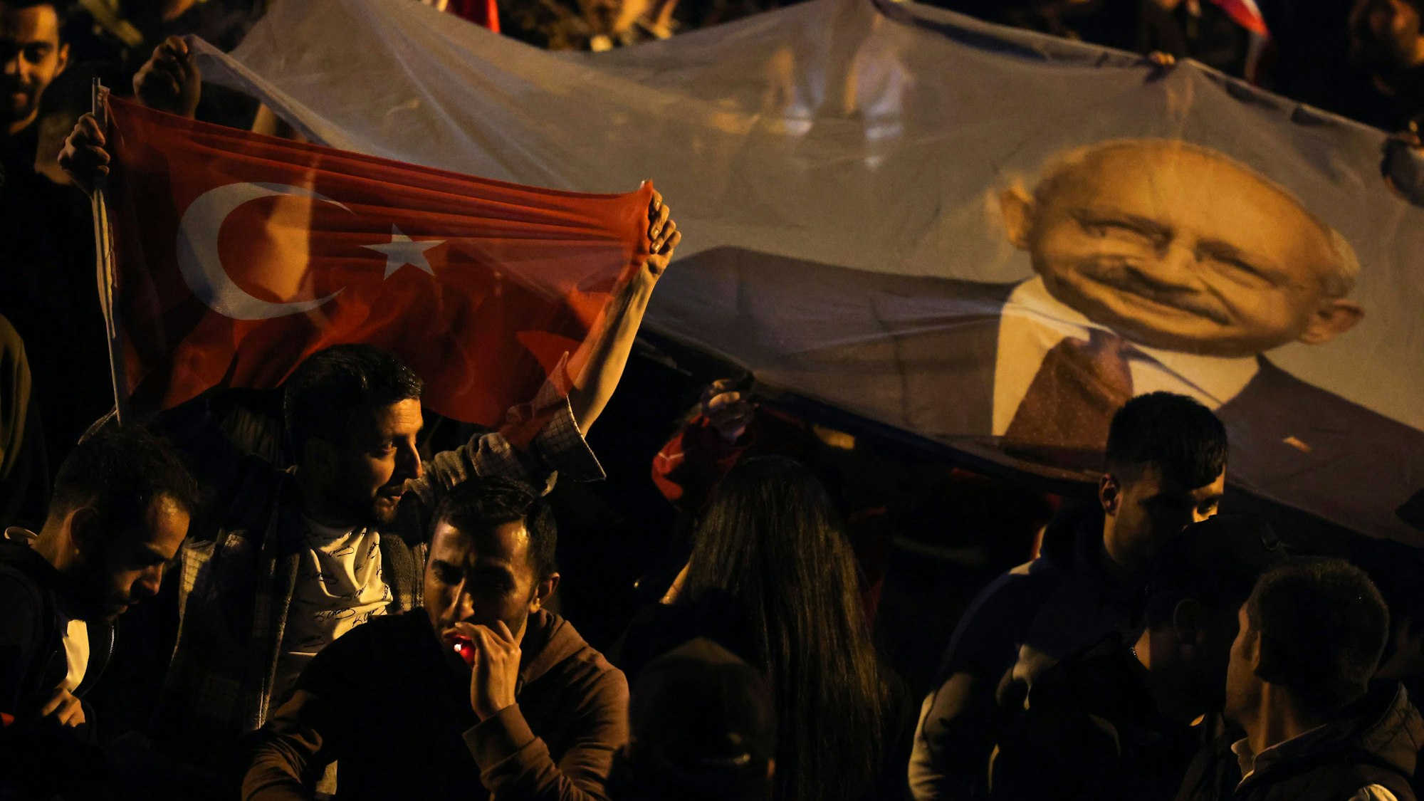 Türkei, Ankara: Anhänger von Kilicdaroglu, dem 74-jährigen Vorsitzenden der Mitte-Links- und pro-säkularen Republikanischen Volkspartei (CHP), jubeln vor der Parteizentrale in Ankara, Türkei. Mehr als 64 Millionen Menschen, darunter 3,4 Millionen Wähler aus dem Ausland, waren wahlberechtigt.