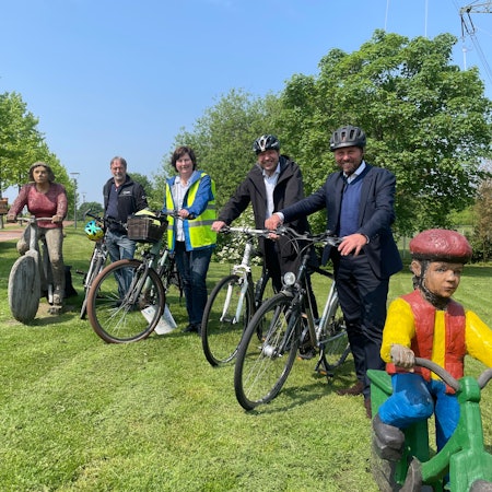 Stadt und ADFC machen Werbung für Stadtradeln 2023 (v.l.n.r.): Ulrich Rüdiger vom ADFC, Fachbereichsleiterin Mobilität und Klimaschutz Christiane Jäger, Umweltdezernent Alexander Lünenbach und OB Uwe Richrath.