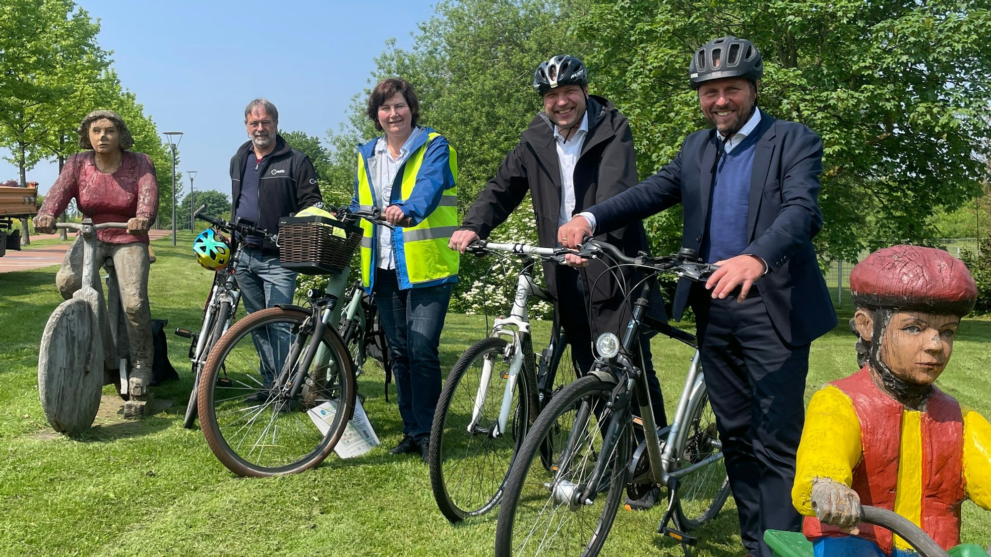 Stadt und ADFC machen Werbung für Stadtradeln 2023 (v.l.n.r.): Ulrich Rüdiger vom ADFC, Fachbereichsleiterin Mobilität und Klimaschutz Christiane Jäger, Umweltdezernent Alexander Lünenbach und OB Uwe Richrath.