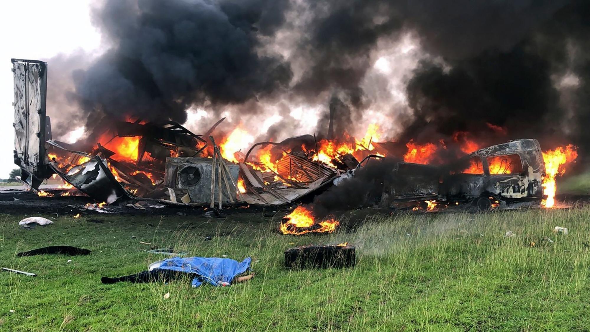 Ein Klienbus steht in Flammen.