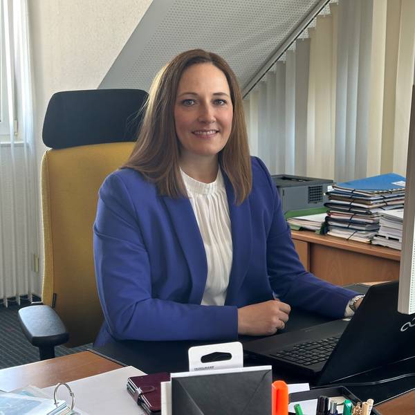 Nicole Berka sitzt an ihrem Schreibtisch.