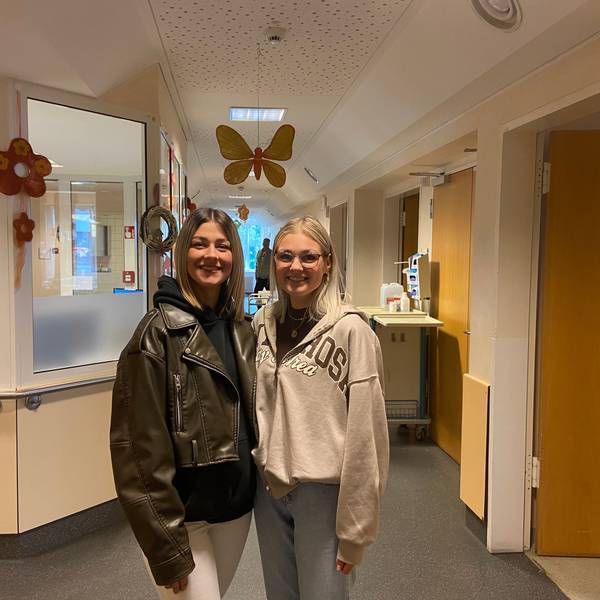 Chantal Zeese und Mara Augstein stehen im Krankenhaus