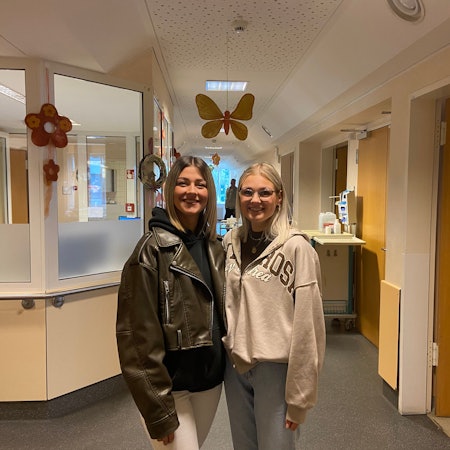 Chantal Zeese und Mara Augstein stehen im Krankenhaus