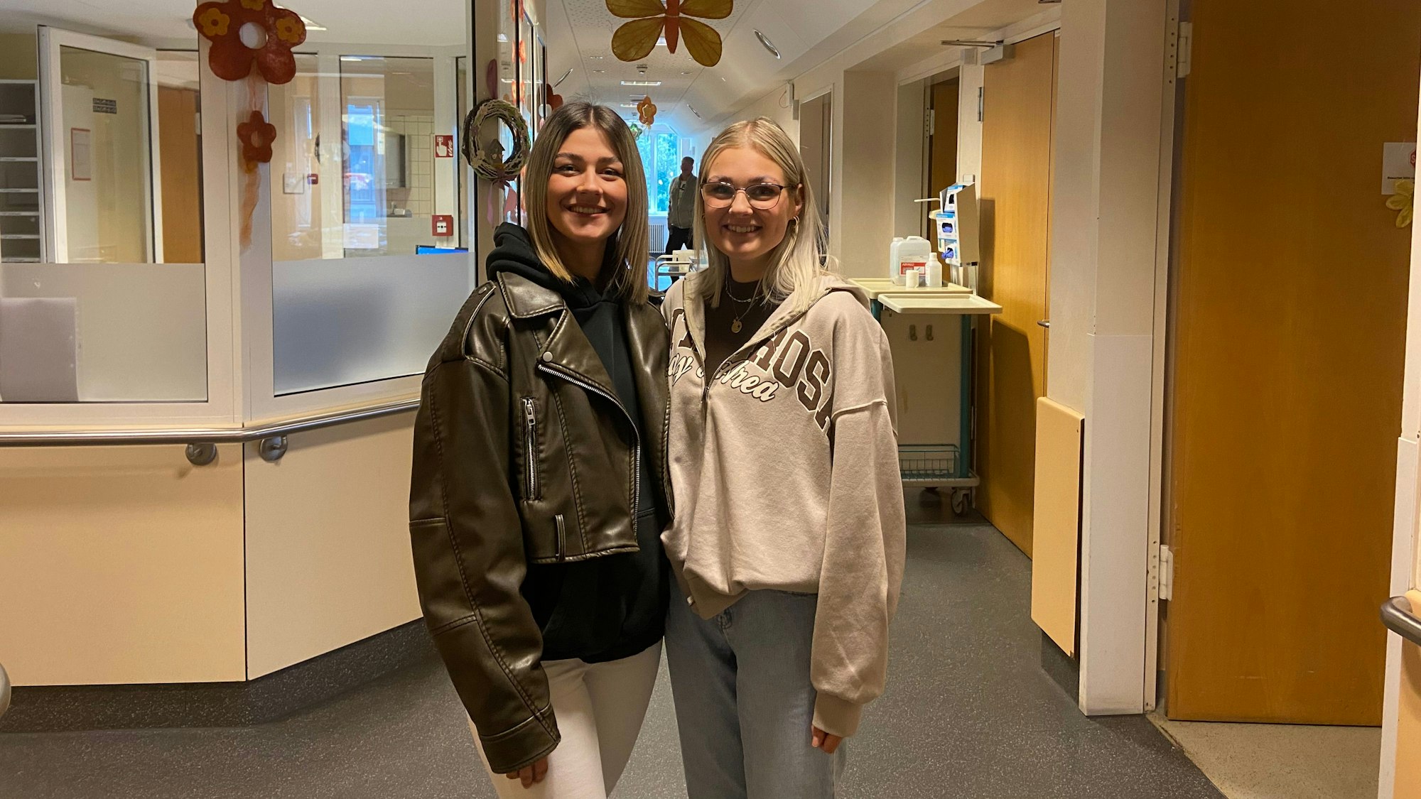 Chantal Zeese und Mara Augstein stehen im Krankenhaus