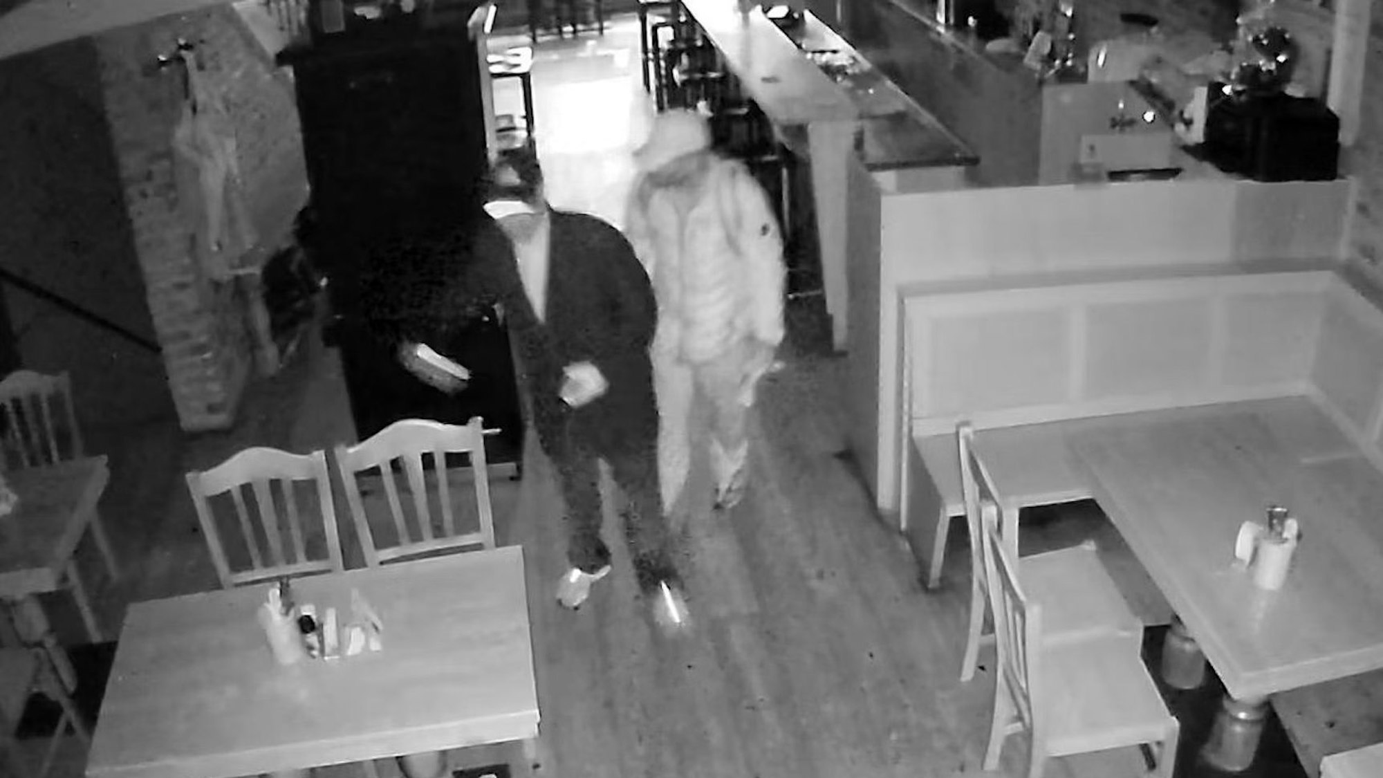 Zwei Diebe mit Kappe sind auf den Überwachungsbildern zu sehen.