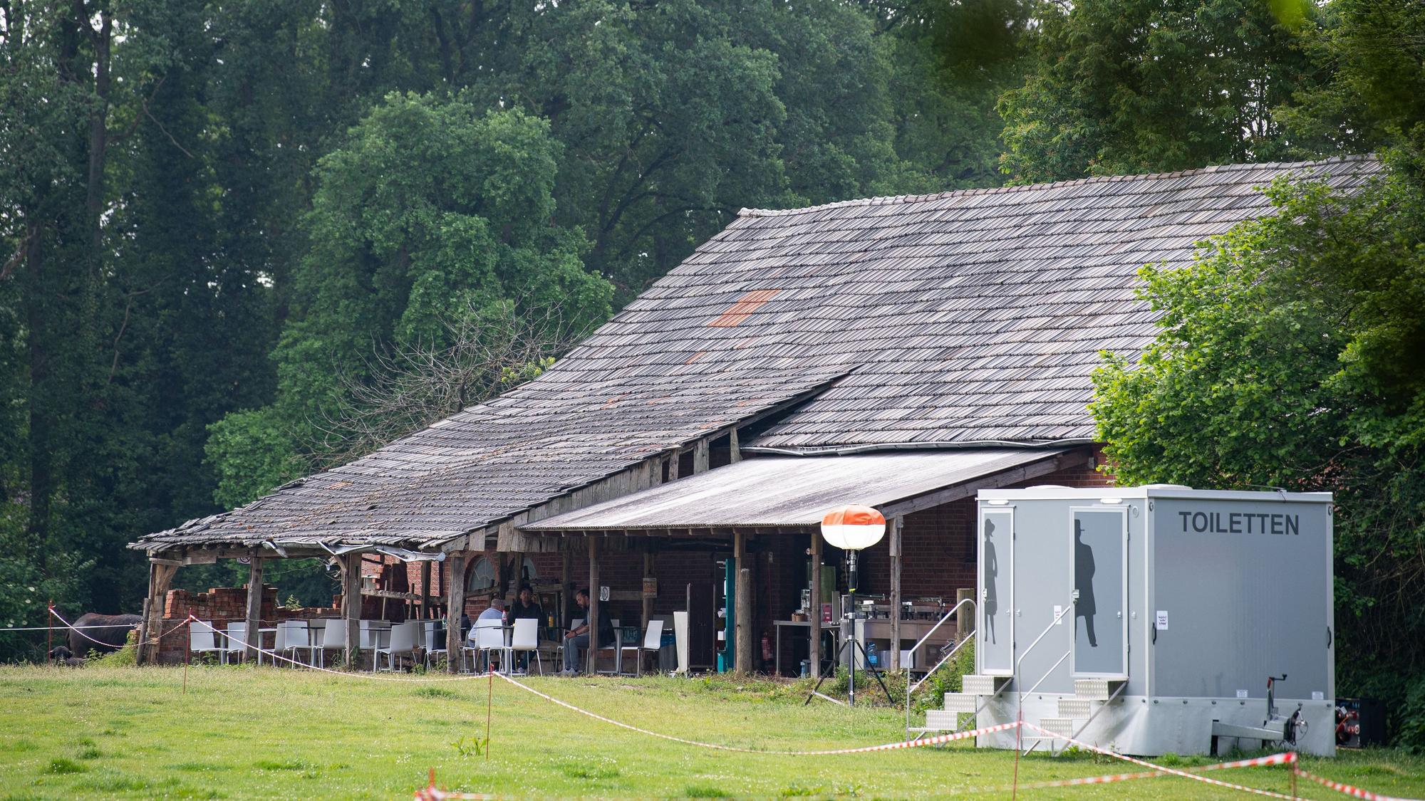 Rückansicht des Gebäudes, in dem der Fernsehsender RTL 2020 das „Sommerhaus der Stars“ gedreht hat. Nun wurden die Kandidatinnen und Kandidaten für die achte Staffel bekannt gegeben. (Archivbild)
