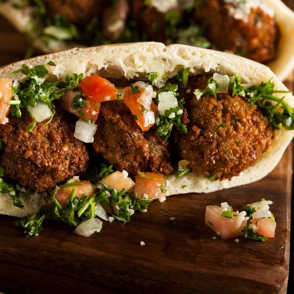 Falafeltasche mit Tomate und Grünzeug