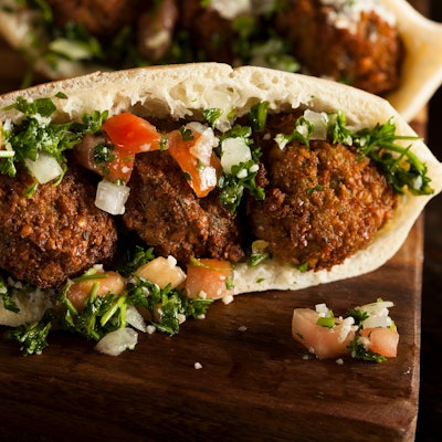 Falafeltasche mit Tomate und Grünzeug