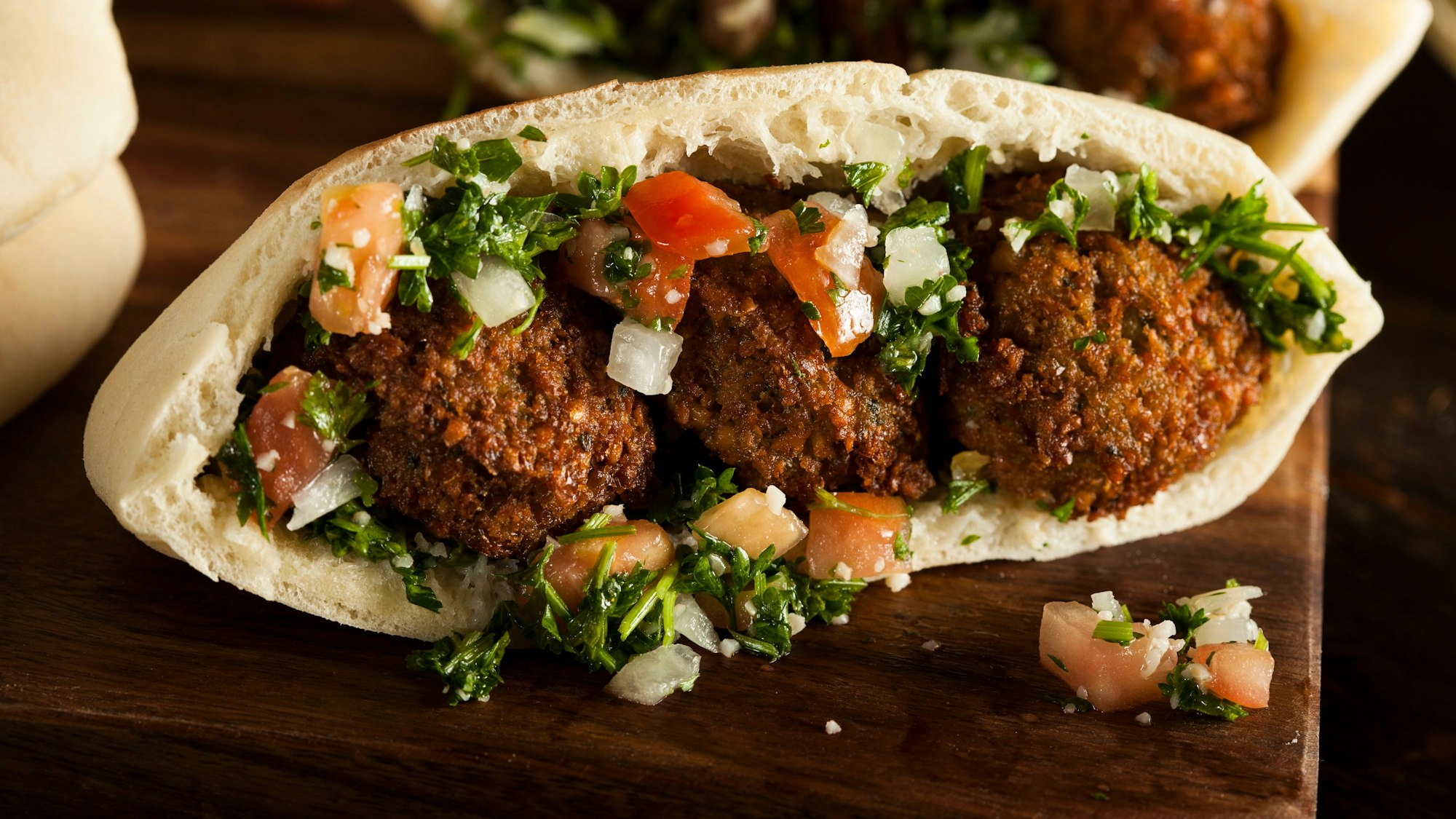 Falafeltasche mit Tomate und Grünzeug