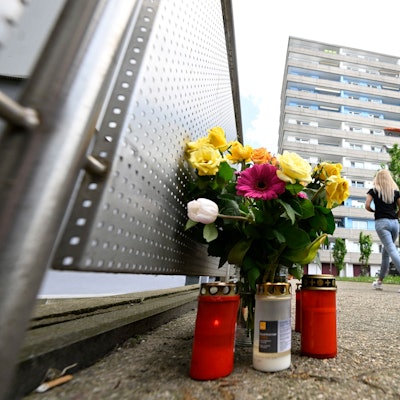 Bürger haben zum Gedenken an die Opfer der Explosion in einem Hochhaus, bei dem mehrere Einsatzkräfte von Polizei und Feuerwehr schwer verletzt wurden, am Tatort Kerzen und Blumen niedergelegt.