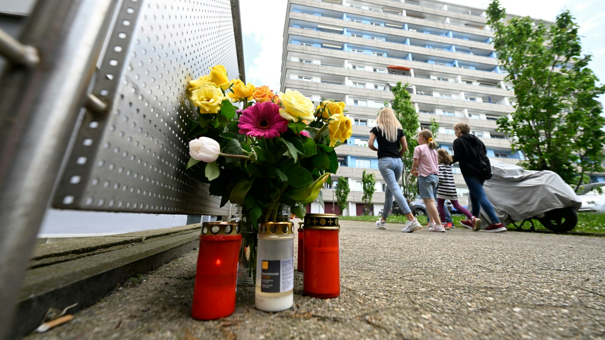Bürger haben zum Gedenken an die Opfer der Explosion in einem Hochhaus, bei dem mehrere Einsatzkräfte von Polizei und Feuerwehr schwer verletzt wurden, am Tatort Kerzen und Blumen niedergelegt. (Archivbild)