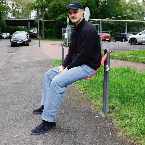 Friedel Schlör sitzt auf einem Stahl-Sitz.