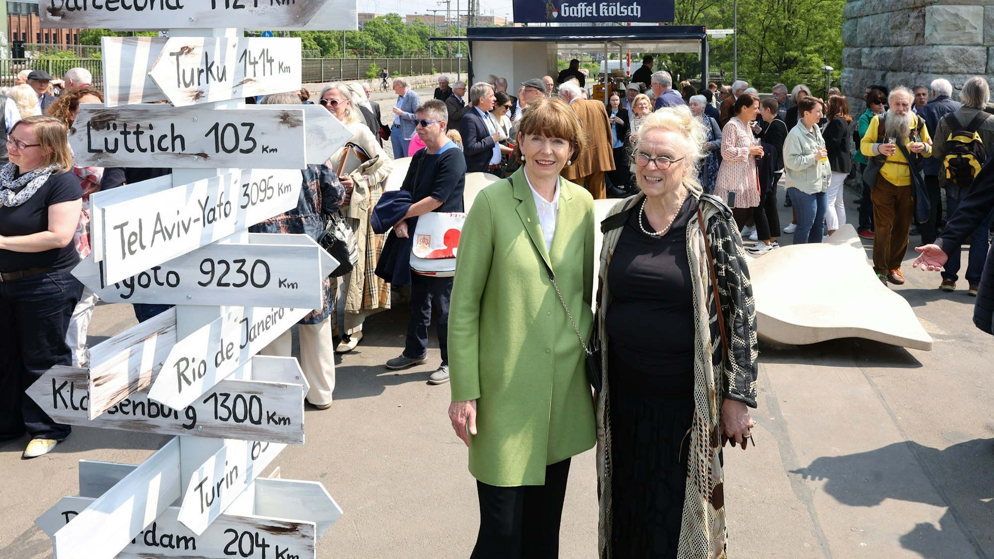 Oberbürgermeisterin Henriette Reker (links) hat den Norbert-Burger-Platz in Deutz zusammen mit Claudia Hövel (rechts) eingeweiht.