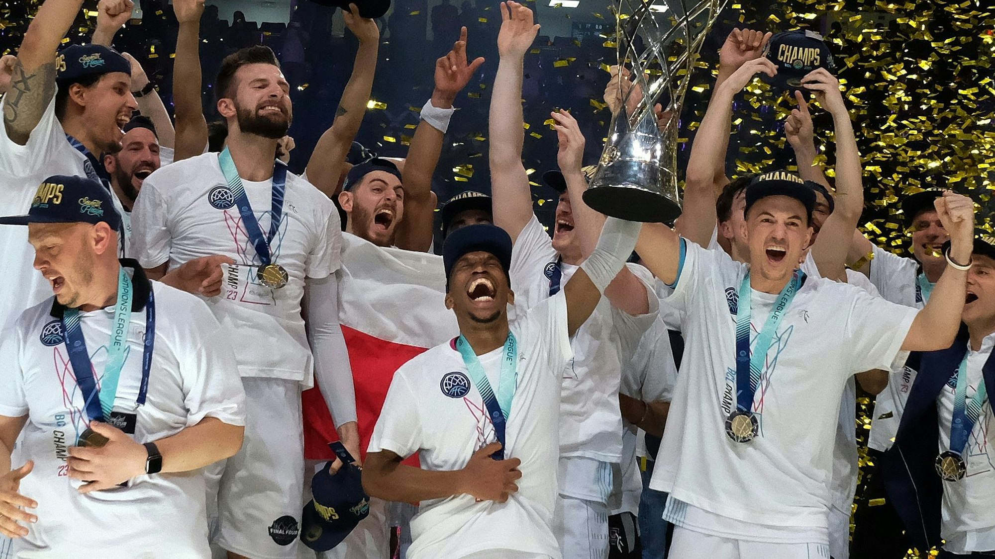 Das Team der Telekom Baskets Bonn feiert mit Konfetti, Pokal und Medaillen seinen Triumph.