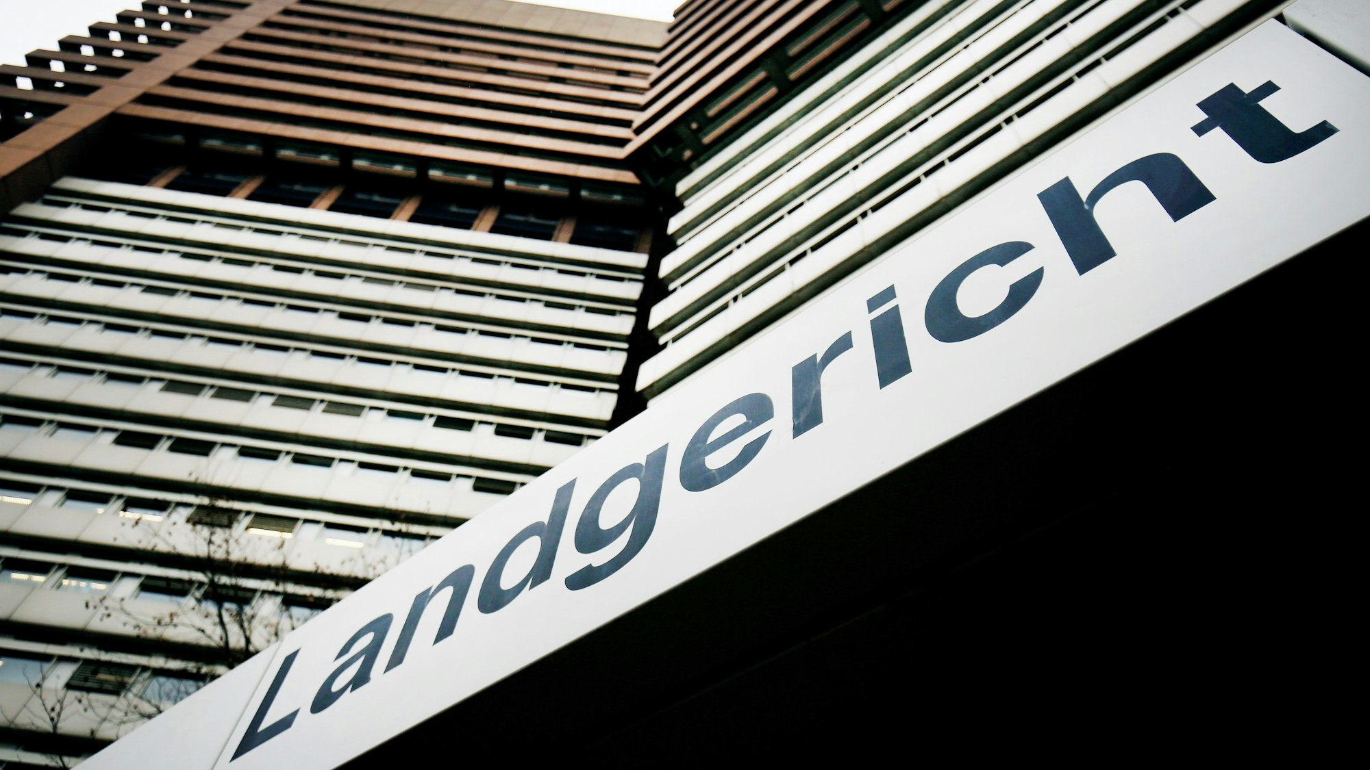 Auf dem Foto ist der Eingang zum Landgericht Köln zu sehen.