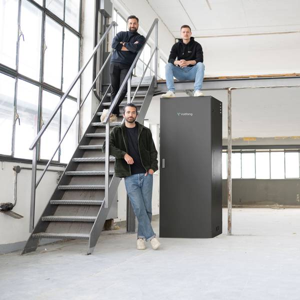 Das Start-up Voltfang der RWTH Aachen baut Energiespeicher aus alten Batterien von Elektro-Autos.
vorne: Afshin Doostdar, CTO
hinten, von links: David Oudsandji, CEO, Roman Alberti, CEO