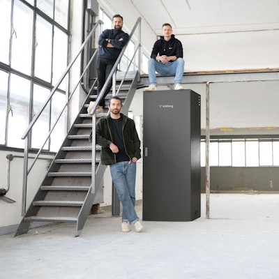 Das Start-up Voltfang der RWTH Aachen baut Energiespeicher aus alten Batterien von Elektro-Autos.
vorne: Afshin Doostdar, CTO
hinten, von links: David Oudsandji, CEO, Roman Alberti, CEO