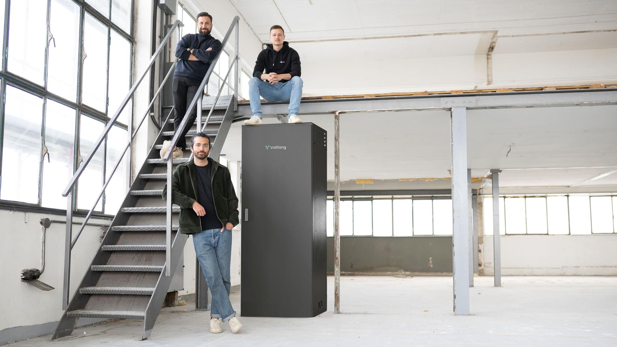 Das Start-up Voltfang der RWTH Aachen baut Energiespeicher aus alten Batterien von Elektro-Autos.
vorne: Afshin Doostdar, CTO
hinten, von links: David Oudsandji, CEO, Roman Alberti, CEO