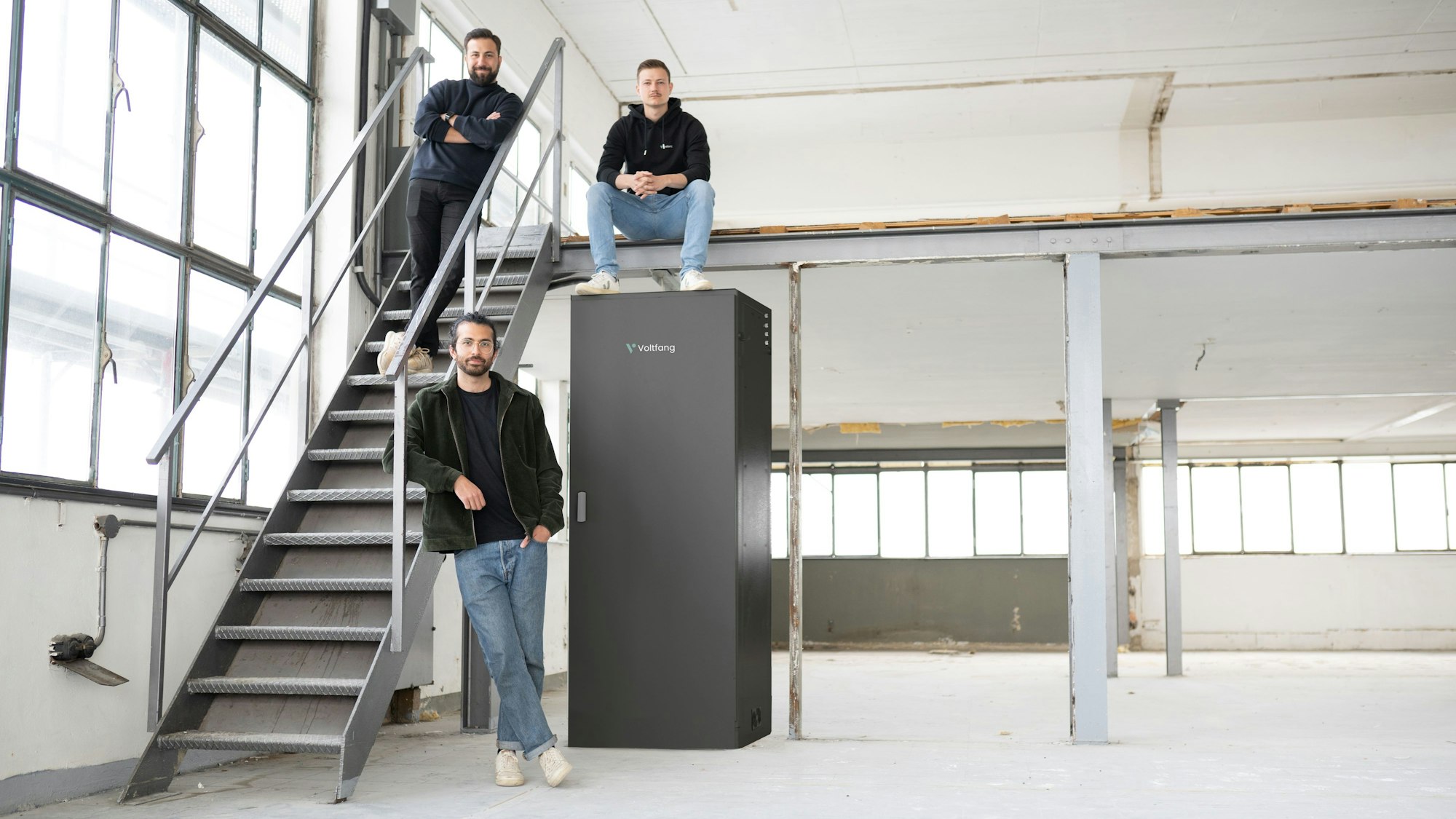 Das Start-up Voltfang der RWTH Aachen baut Energiespeicher aus alten Batterien von Elektro-Autos.
vorne: Afshin Doostdar, CTO
hinten, von links: David Oudsandji, CEO, Roman Alberti, CEO