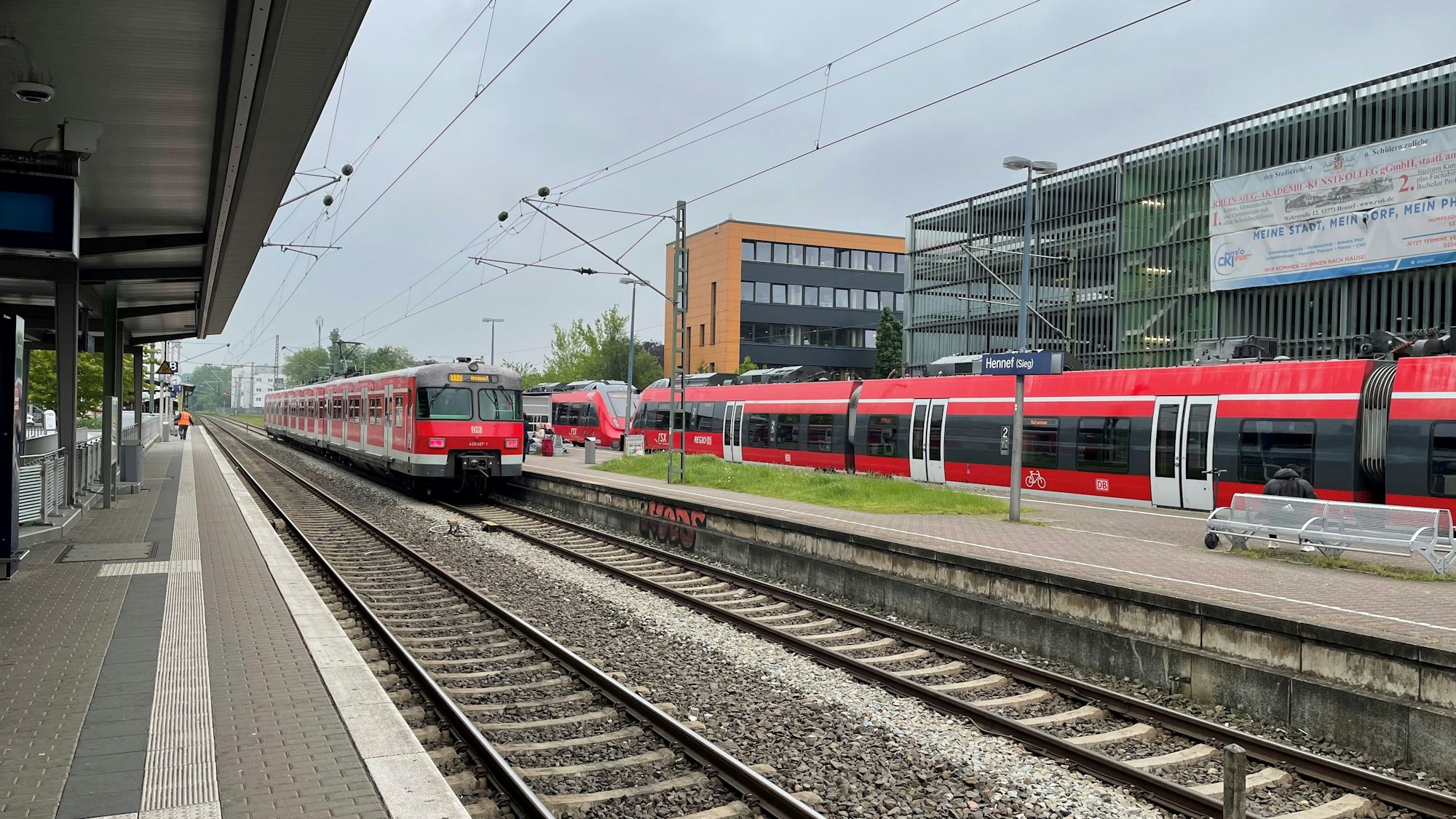 Bahnhof Hennef
nach abgesagtem Bahnstreik und Warnung vor Chaos durch nicht fahrende Züge: Bahnsteige leer, S-Bahnen fahren