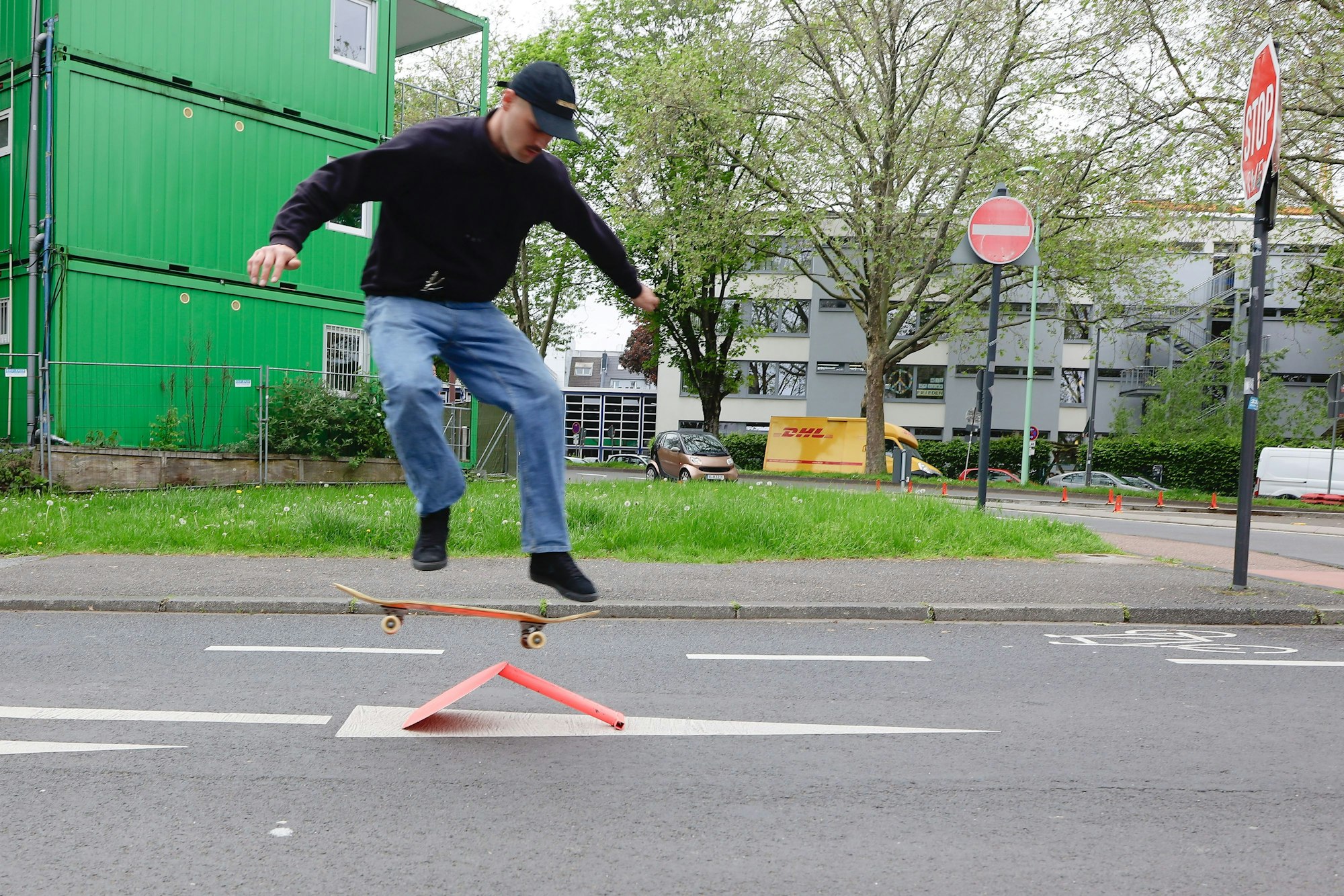 Friedel Schlör springt mit dem Skateboard über eine Rampe.