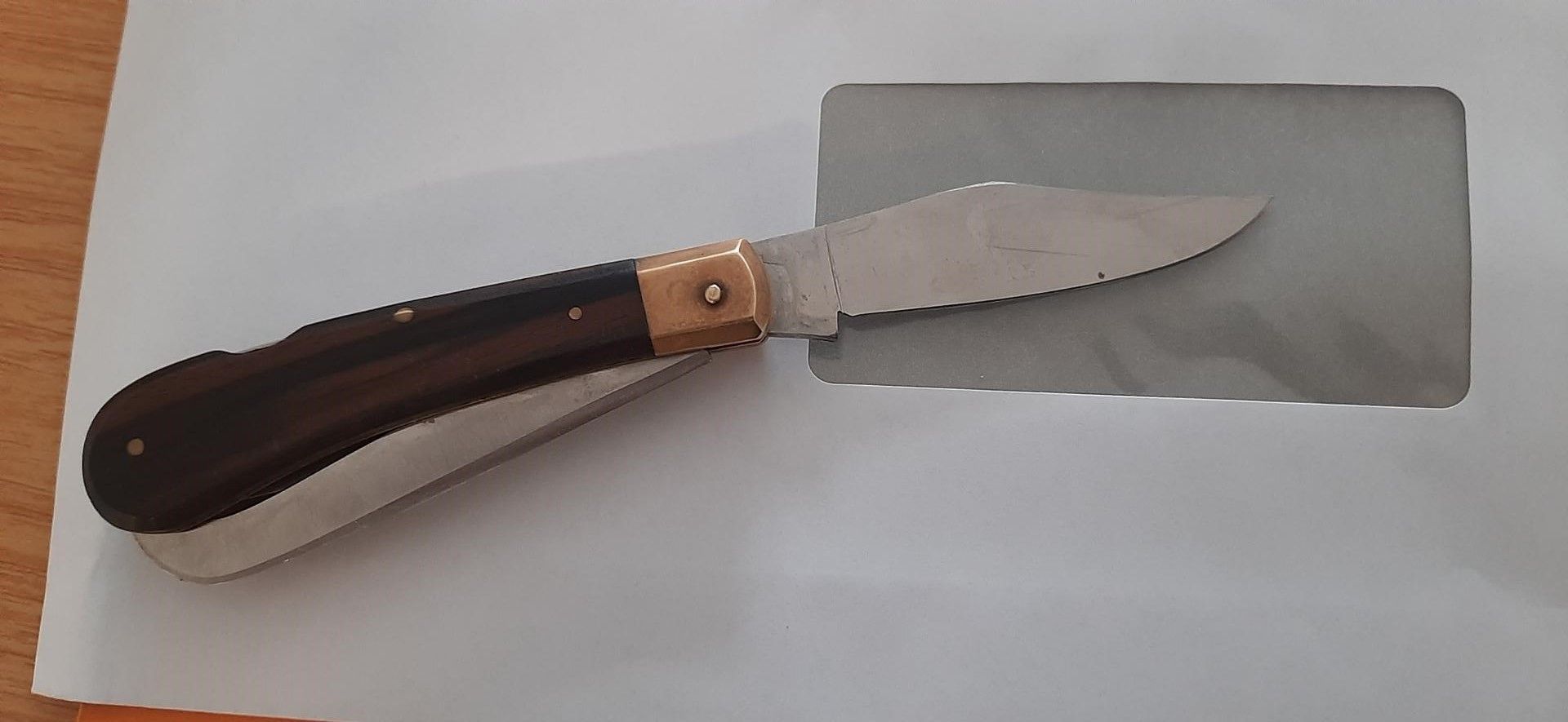 Ein Messer liegt auf einem Tisch.
