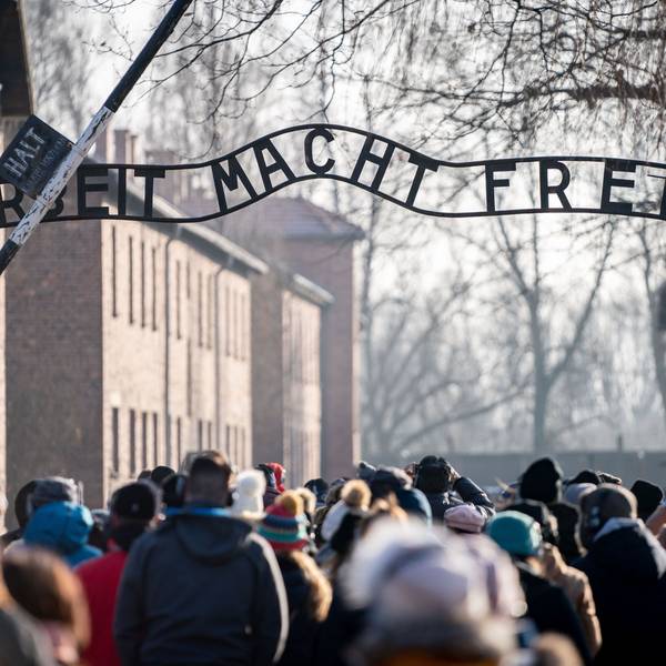 Besucher gehen durch den Eingang des früheren Konzentrationslagers Auschwitz. Zwei Schüler aus Sachsen sollen den sogenannten Hitler-Gruß in Auschwitz gezeigt haben. (Symbolbild)