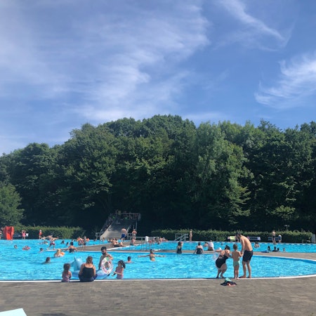 Blauer Himmel, blaues Wasser und viel Grün: Das Freibad Wiembachtal.