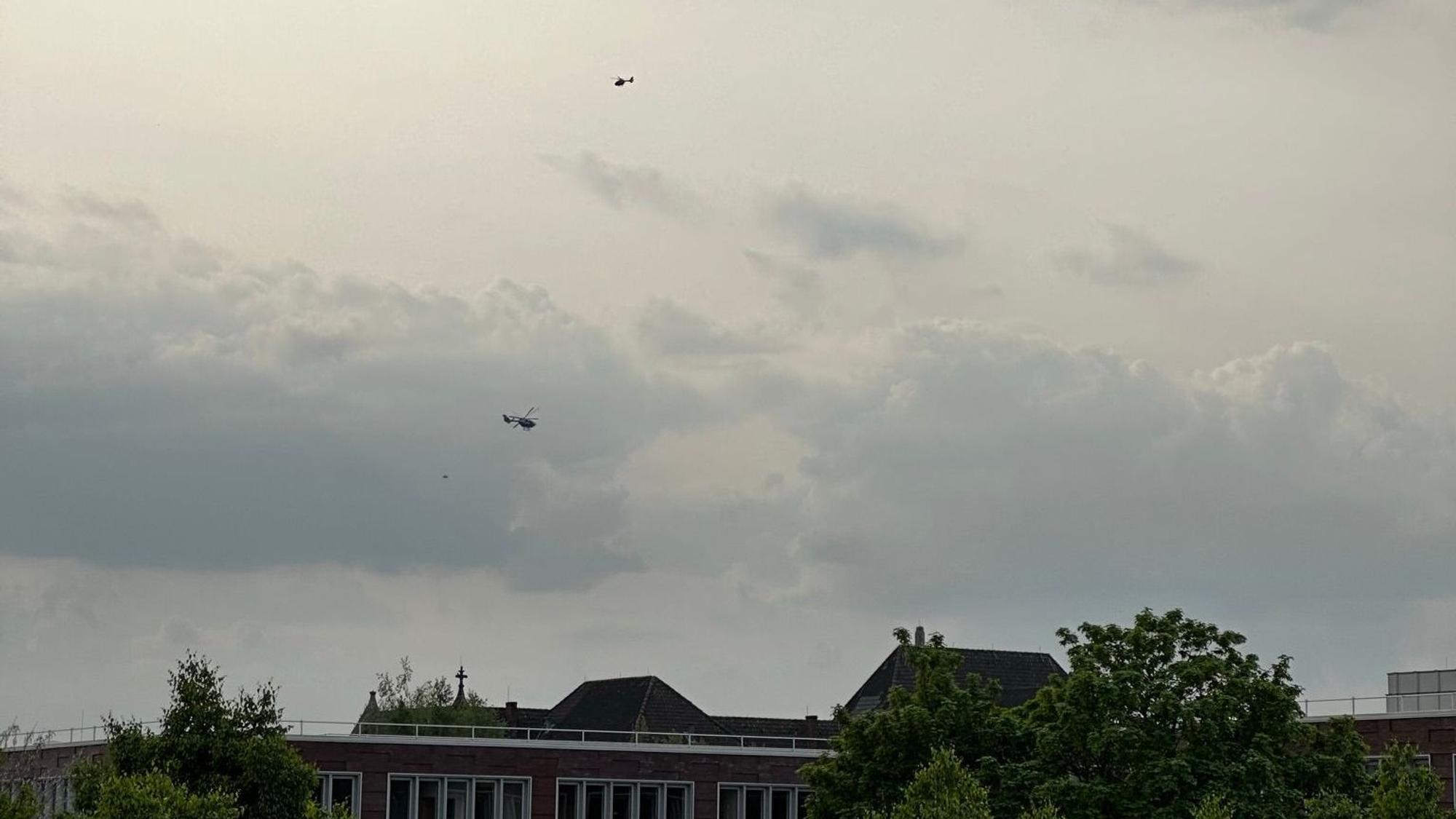 Hubschrauber kreisen während des Besuchs des ukrainischen Präsidenten Wolodymyr Selenskyj über Aachen.