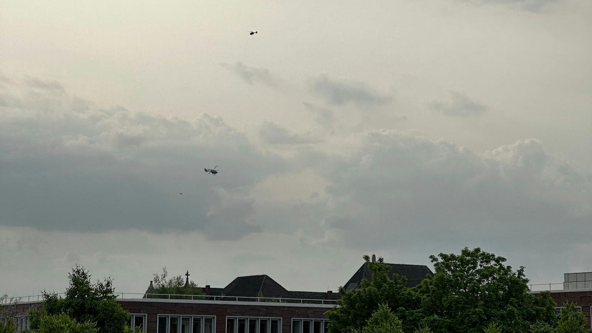Hubschrauber kreisen während des Besuchs des ukrainischen Präsidenten Wolodymyr Selenskyj über Aachen.
