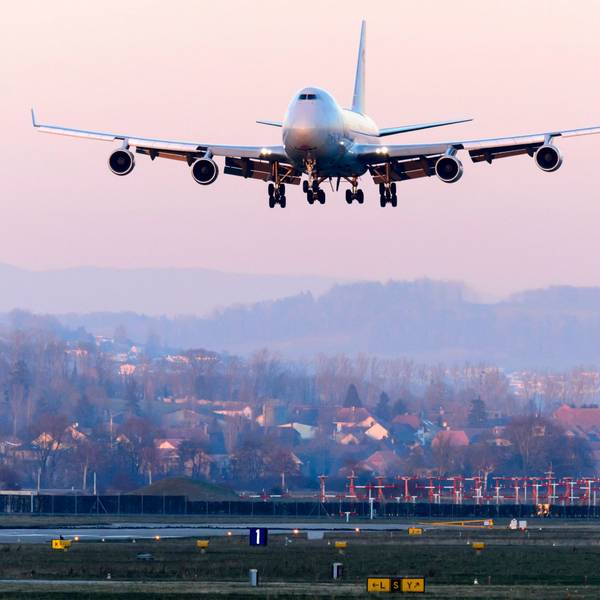 Eine Boeing 747 von Cargolux vor der Landung (Symbolbild).