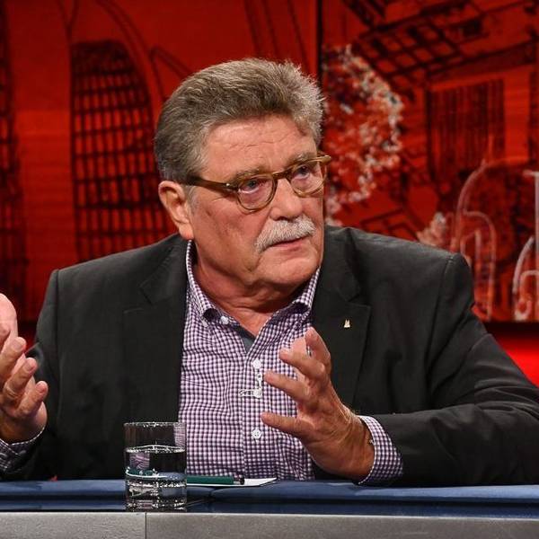ARD/"hart aber fair" vom 01.10.2018
abgebildete Personen v.l.n.r. ritz Schramma, Kölner Oberbürgermeister a.D.; setzte sich für den Bau der großen Zentralmoschee in Köln ein), Tugba Tekkal (Initiatorin des Integrations-Projekts „Scoring Girls“; ehemalige Spielerin des 1. FC Köln)