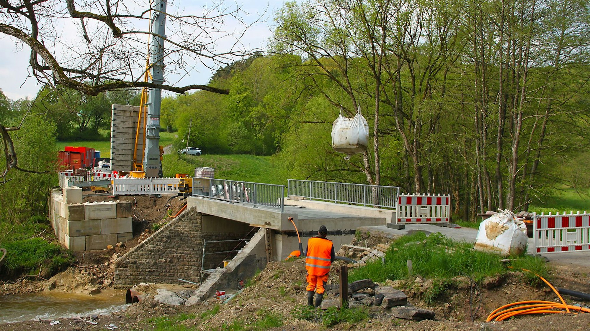 Bauarbeiten an der beschädigten Brücke in Vellerhof werden vorgenommen.
