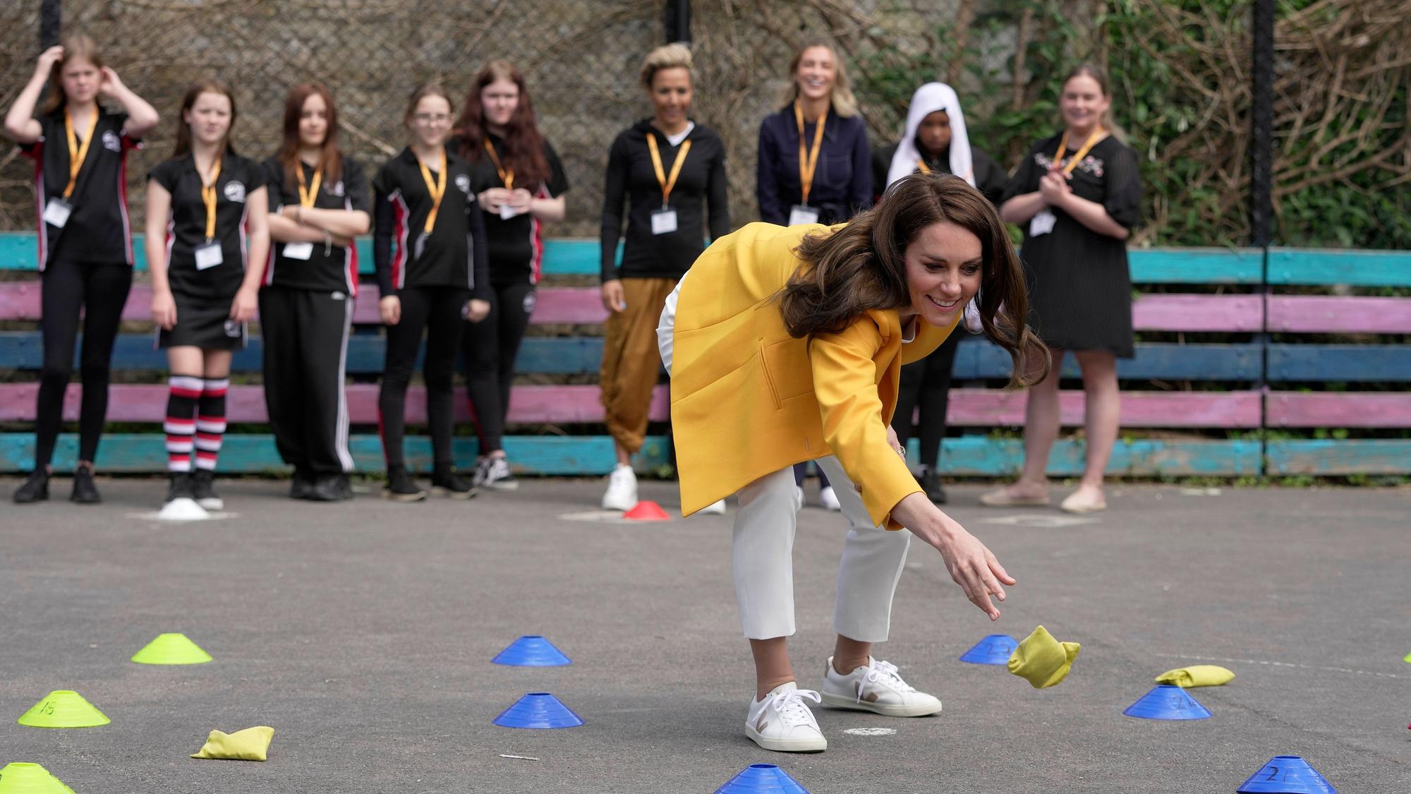 Catherine, Prinzessin von Wales, spielt bei ihrem Besuch des Dame Kelly Holmes Trust.