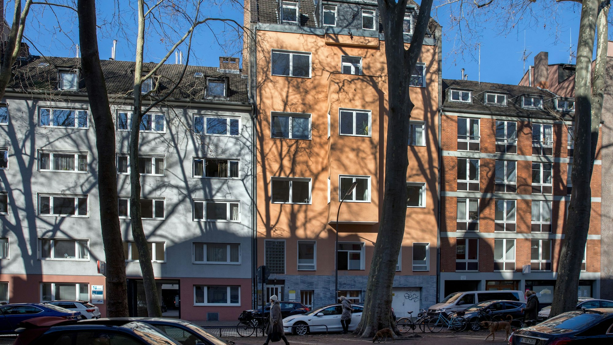 Eine Häuserzeile ist zu sehen.