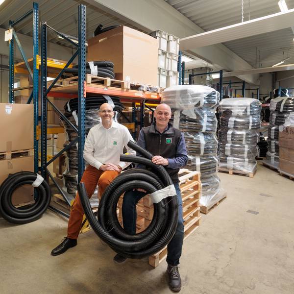 Die Reiku-Chefs David Guitton und Peter Sailer halten ein Wellrohr.