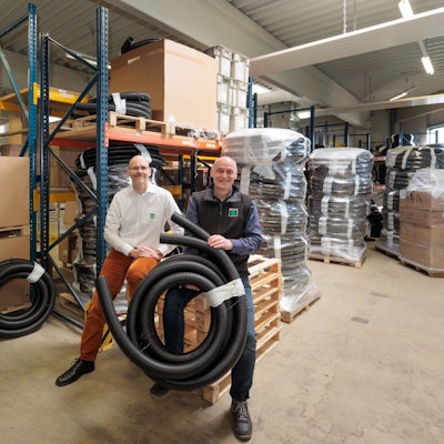 Die Reiku-Chefs David Guitton und Peter Sailer halten ein Wellrohr.