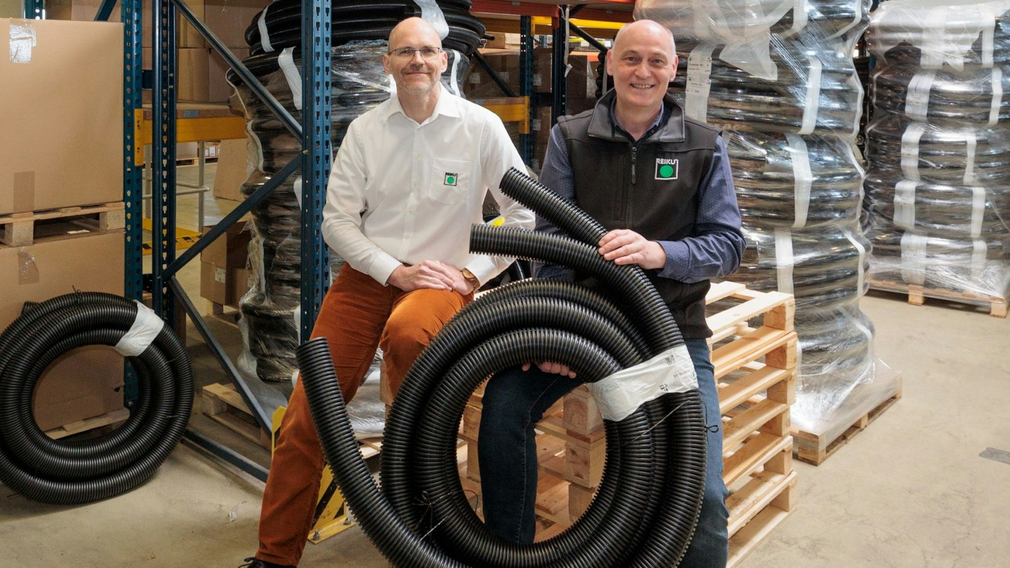 Die Reiku-Chefs David Guitton und Peter Sailer halten ein Wellrohr.