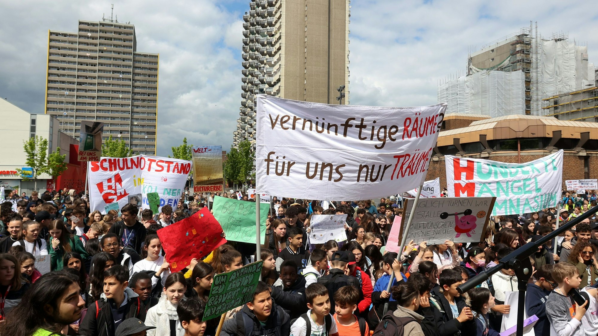 Auf dem Pariser Platz halten Schülerinnen und Schüler Plakate hoch.