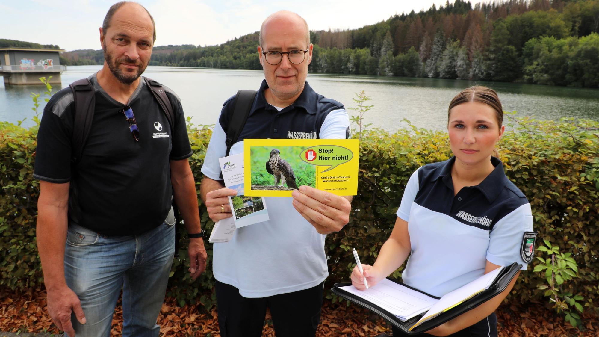 Kreis-Umweltamtsleiter Lars Helmerichs, Mitarbeiterin Rebecca Theis und Christoph Bisterfeld vom Wupperverband gehen auf Streife.