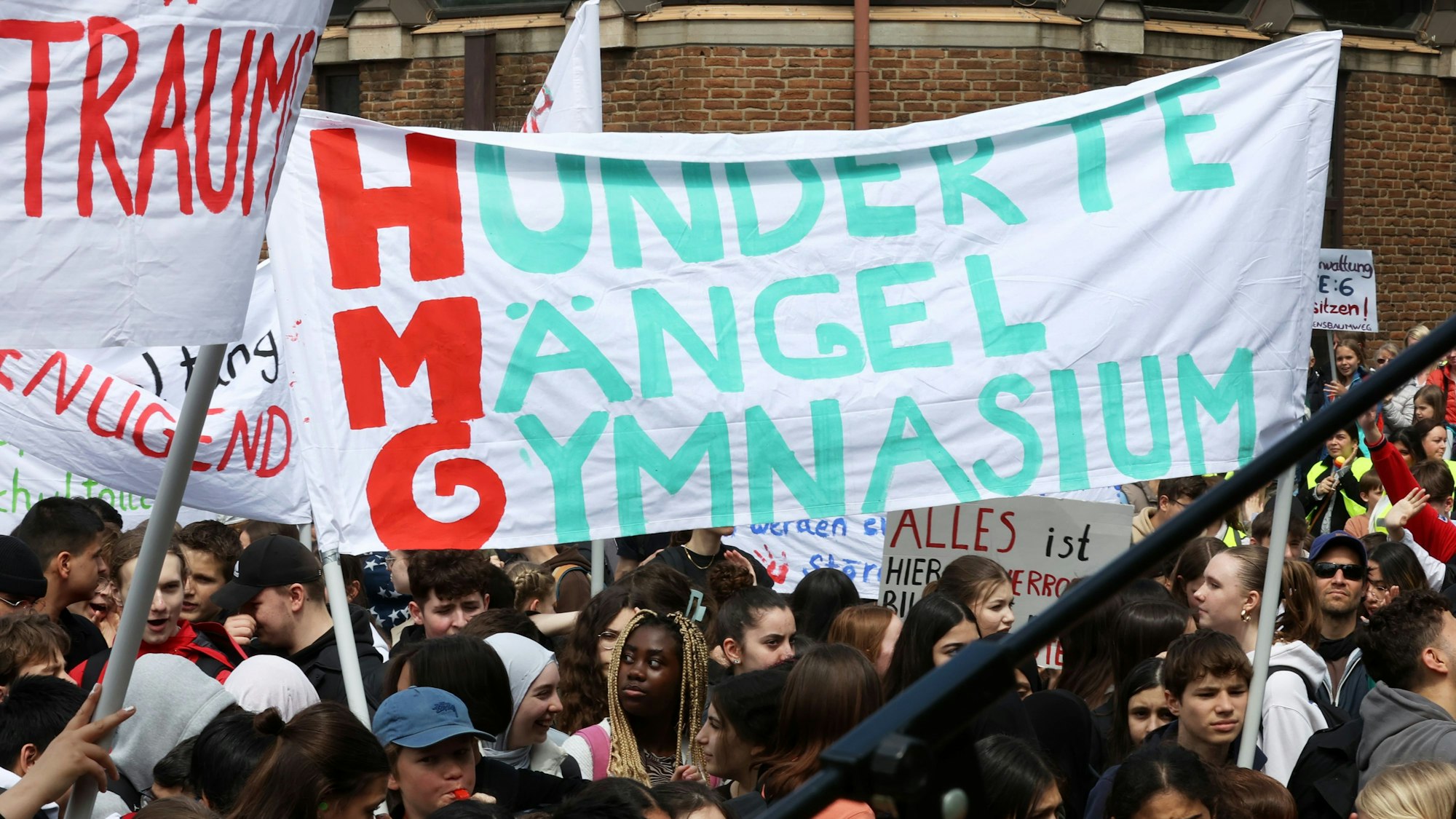 Schülerinnen und Schüler mit Fahnen und Plakaten in der Hand.