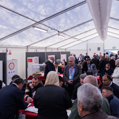 Wählerinnen und Wähler geben im Türkischen Generalkonsulat in Hürth ihre Stimme für die Parlaments- und Präsidentenwahl ab.