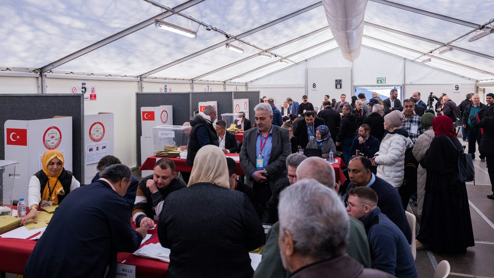 Wählerinnen und Wähler geben im Türkischen Generalkonsulat in Hürth ihre Stimme für die Parlaments- und Präsidentenwahl ab.