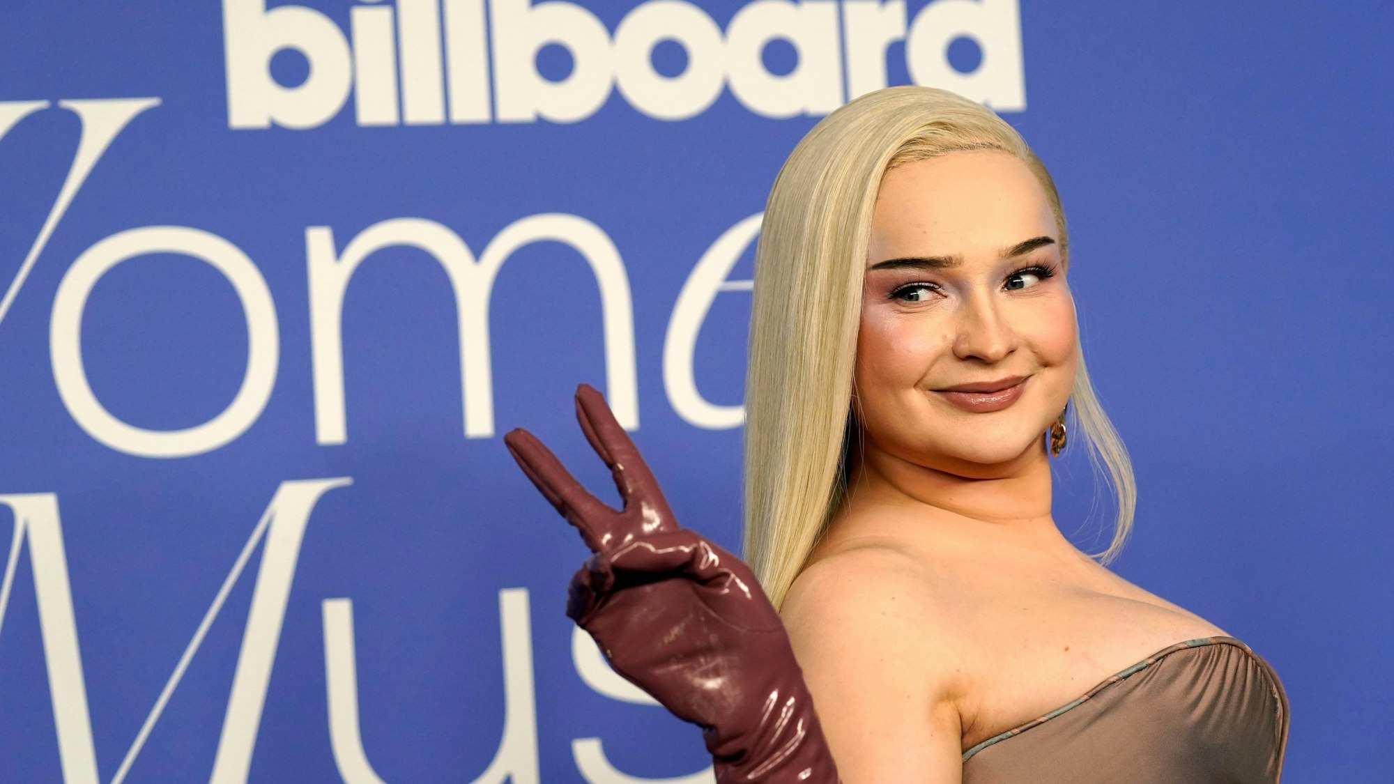 Die Kölner Sängerin Kim Petras auf dem Roten Teppich der Billboard Music Awards.